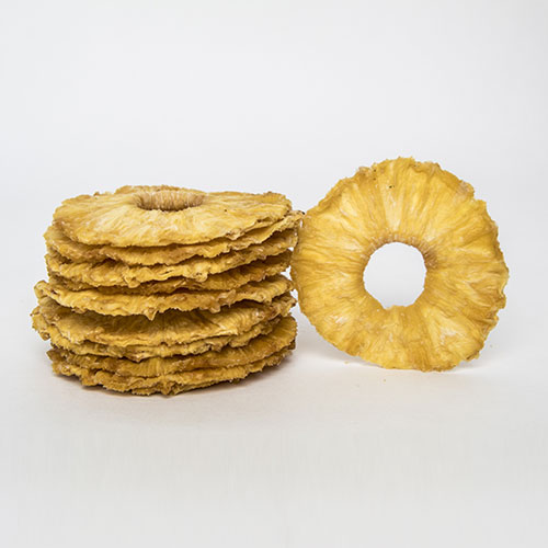 Trozos grandes de piña deshidratada — textura natural