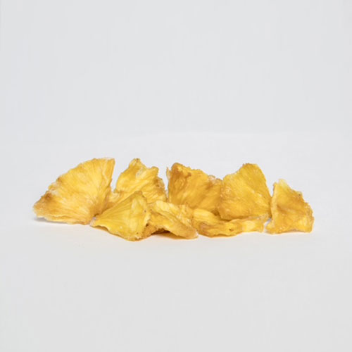 Trozos irregulares de piña deshidratada — snack saludable